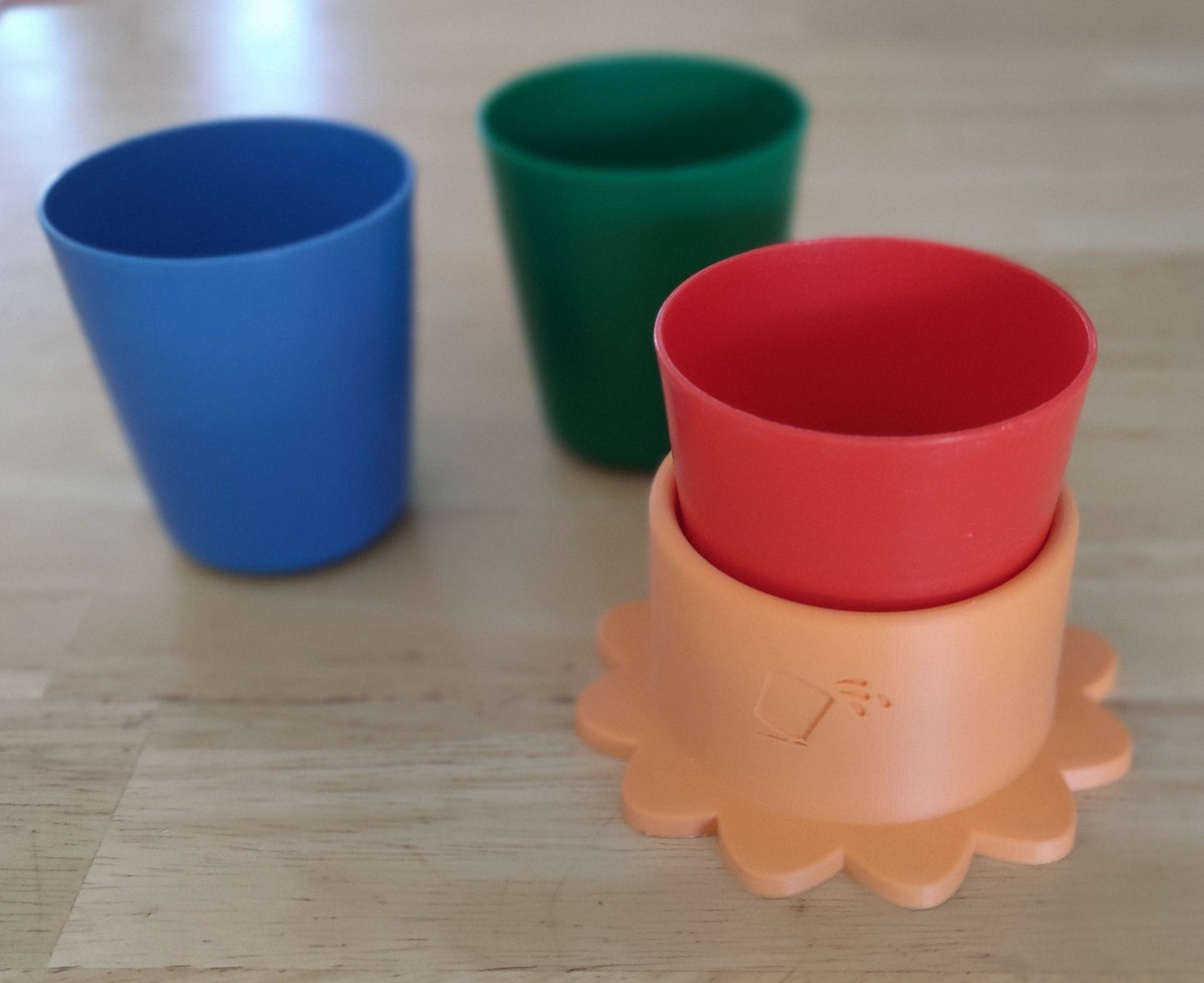 Becherhalter "Blume" personalisiert für Kind Getränkehalter Trinkbecher Trinkglas robuste Halterung - Ueberschwapp